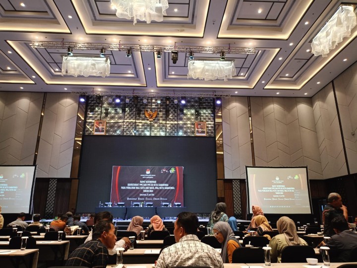Giat, Sabtu 22 Juni 2024 Menghadiri Rapat Koordinasi Sekretariat PPK dan PPS se-Kota Samarinda pada pemilihan Wali Kota dan Wakil Wali Kota Samarinda Tahun 2024 di Hotel Mercure Samarinda dihadiri Sekretariat PPS kelurahan beserta anggota dan Ketua PPS beserta anggota.