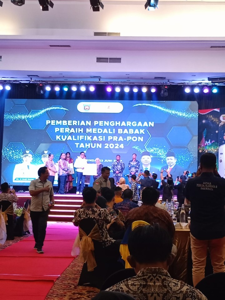 Giat, Minggu 23 Juni 2024 Menghadiri acara Pemberian Penghargaan Peraih Mendali Babak Kualifikasi PRA-PON Tahun 2024 di Hotel Aston Samarinda Lt 17 dihadiri Sekretaris.
