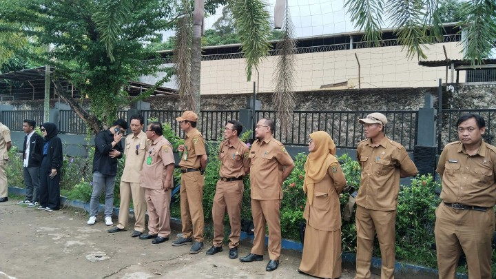 Giat, Senin 24 Juni 2024 Melaksanakan apel Senin pagi di kelurahan sempaja barat di pimpin oleh Seklur & Menghadiri Pelantikan, Pengambilan Sumpah/Janji, Apel Kesiapan dan Bimtek Petugas Pemuktahiran Data Pemilih (Pantarlih) untuk Pemilihan Gubernur dan Wakil Gubernur serta Wali Kota dan Wakil Wali Kota Tahun 2024 di SDN 011 Samarinda Utara, Kebon Agung Jl. Poros Samarinda Bontang di hadiri Sekretaris, Sekretariat PPS kelurahan dan Anggota dan Ketua PPS dan Anggota, Babinsa dan Bhabinkamtibmas.
