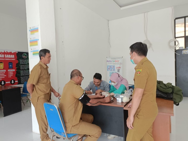 Giat, Selasa 25 Juni 2024, Pemeriksaan Kesehatan dari Puskesmas Sempaja untuk seluruh Staf Kelurahan Sempaja Barat & Melakukan Mediasi Tanah di Gang Jambu Citra RT 2 di pimpin Kasi Tapem beserta staf, Babinsa dan Ketua RT 02 di Aula kantor kelurahan sempaja barat.