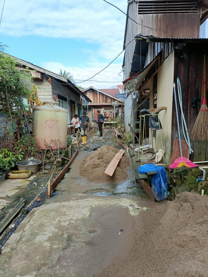 iat, Kamis 27 Juni 2024 Memonitoring pekerjaan Semenisasi pada kegiatan Probebaya bidang Sapras di wilayah RT 11 Kelurahan Sempaja Barat Kecamatan Samarinda Utara dihadiri Kasi Ekbang beserta staf.