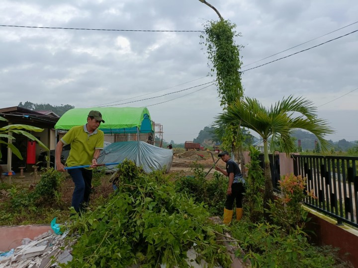 Giat, Jum'at 28 Juni 2024 Menghadiri Rapat Koordinasi dan Pengarahan/Pembina PSM Kota Samarinda di Aula Kecamatan Samarinda Utara di hadiri Kasi Kesra & Melaksanakan kerja bakti kebersihan lingkungan kantor kelurahan sempaja barat di ikuti seluruh staf kelurahan sempaja barat.