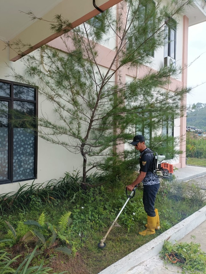 Giat, Jum'at 28 Juni 2024 Menghadiri Rapat Koordinasi dan Pengarahan/Pembina PSM Kota Samarinda di Aula Kecamatan Samarinda Utara di hadiri Kasi Kesra & Melaksanakan kerja bakti kebersihan lingkungan kantor kelurahan sempaja barat di ikuti seluruh staf kelurahan sempaja barat.