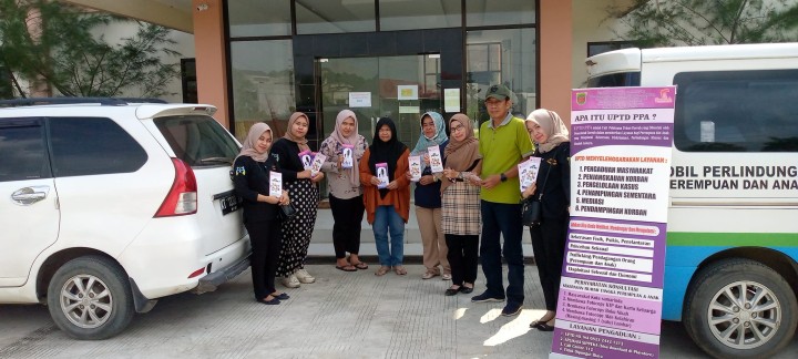 Giat, Jum'at 28 Juni 2024 Kedatangan dari Dinas Pemberdayaan Perempuan dan Perlindungan Anak Kota Samarinda sekaligus Pembagian Brosur KDRT (Kekerasan Dalam Rumah Tangga) di hadiri oleh Seklur dan Kasi Ekbang.