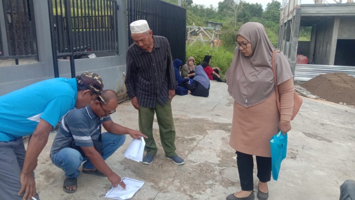 Giat, Sabtu 29 Juni 2024 Monitoring Lapangan Pemasangan batas patok tanah di gang jambu citra RT 02 di hadiri Kasi Tapem beserta staf.
