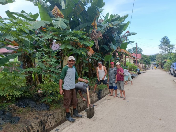 Giat, Minggu 30 Juni 2024 Melaksanakan gotong royong kebersihan lingkungan di wilayah RT se-kelurahan sempaja barat di Jl KH Wahid Hasyim GG Unggul RT 10 dihadiri Kasi Ekbang dan seluruh warga.