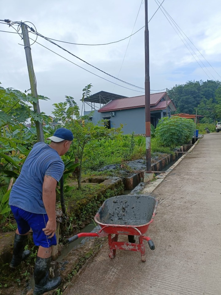Giat, Minggu 30 Juni 2024 Melaksanakan gotong royong kebersihan lingkungan di wilayah RT se-kelurahan sempaja barat di Jl KH Wahid Hasyim GG Unggul RT 10 dihadiri Kasi Ekbang dan seluruh warga.