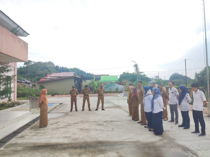 Giat, Senin 01 Juli 2024 Melaksanakan Apel Senin pagi di kelurahan sempaja barat di pimpin oleh di pimpin oleh Kasi Ekbang, sekaligus Rapat koordinasi dengan Seklur, seluruh Kasi beserta staf kelurahan sempaja barat di pimpin Lurah & Kedatangan Tim dari BPN termasuk TIM Pengukuran untuk PTSL di wilayah Kelurahan Sempaja Barat.