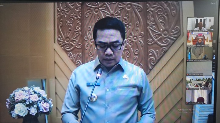 Giat, Rabu 03 Juli 2024, Mengikuti Zoom Meeting Rapat Paripurna DPRD Kota Samarinda Masa Persidangan II Tahun 2024 dengan Agenda: Persetujuan bersama antara Wali Kota Samarinda terhadap Raperda tentang Rencana Pembangunan Jangka Panjang Daerah (RPJPD) Tahun 2025-2045 di ikuti Lurah.