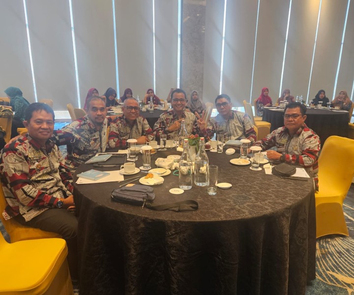 Giat Kamis 04 Juli 2024, Menghadiri Rapat Sosialisasi Pilot Program Vaksinasi DBD Kota Samarinda di Hotel Mercure Samarinda dihadiri Lurah.