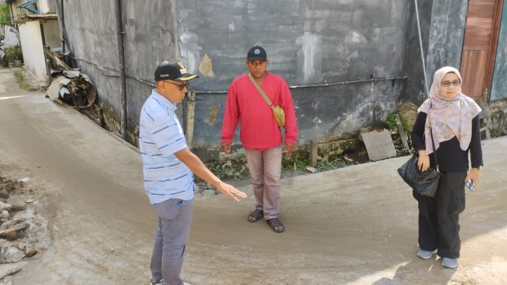 Giat Sore, Jum'at 05 Juli 2024 Monitoring pekerjaan pada kegiatan Probebaya bidang Sapras Tahun Anggaran 2024 di wilayah kelurahan sempaja barat di hadiri Lurah, Kasi Ekobang dan Ketua RT Semenisasi jalan pada Jl. KH Wahid Hasyim di GG Unggul RT 10, Semenisasi jalan pada Jl KH Wahid Hasyim di Gg. Ramania RT 11 & Rehab Musholla pada Jl. KH Wahid Hasyim GG Lorong Abadi di RT 12.