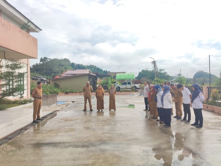 Giat, Senin 08 Juli 2024,  Melaksanakan apel Senin pagi di kelurahan sempaja barat di pimpin oleh Seklur, Peninjauan Lokasi tanah dihadiri oleh Kasi Tapem beserta staf & Penerimaan perlengkapan Satlinmas dari Satpol-PP.