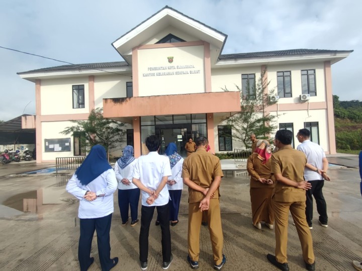 Giat, Senin 08 Juli 2024,  Melaksanakan apel Senin pagi di kelurahan sempaja barat di pimpin oleh Seklur, Peninjauan Lokasi tanah dihadiri oleh Kasi Tapem beserta staf & Penerimaan perlengkapan Satlinmas dari Satpol-PP.