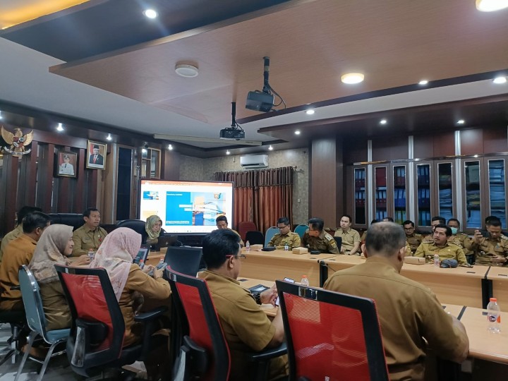 Giat, Selasa 09 Juli 202 Rapat koordinasi Realisasi Kegiatan Probebaya TW 2 tahun 2024 di Ruang Rapat Beperinda Lt II dihadiri Kasi Ekbang dan bendahara beserta staf.
