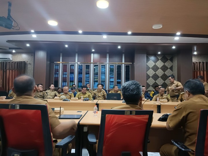 Giat, Selasa 09 Juli 202 Rapat koordinasi Realisasi Kegiatan Probebaya TW 2 tahun 2024 di Ruang Rapat Beperinda Lt II dihadiri Kasi Ekbang dan bendahara beserta staf.