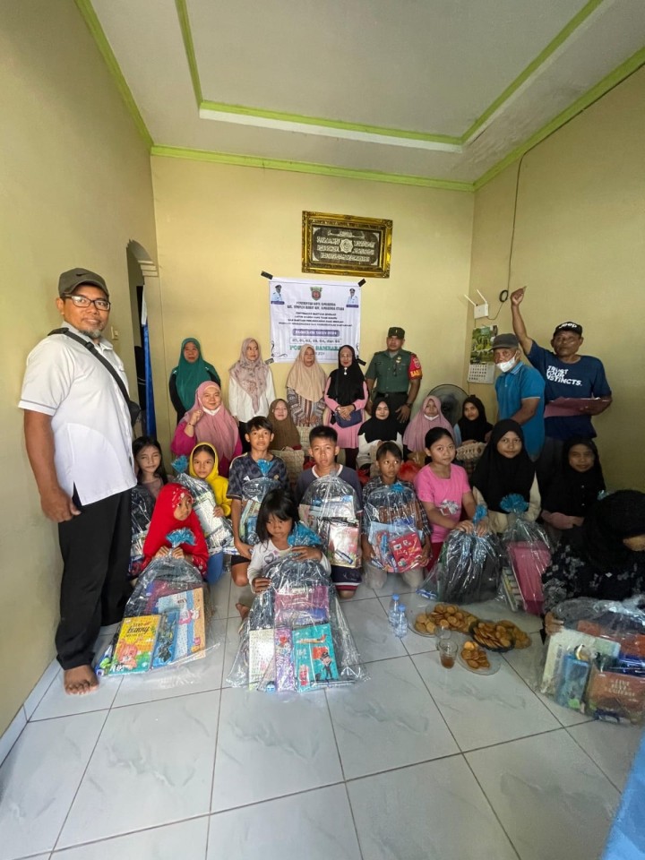 Giat, Rabu 10 Juli 2024  Penyerahan Bantuan pada kegiatan Probebaya bidang Pemberdayaan Tahun Anggaran 2024 Penyerahan Bantuan kepada Warga kurang mampu dan Anak sekolah di Jl AW Syahrani 4 blok S RT 01 & RT.02 dihadiri Kasi Kesra kecamatan, Kasi Kesr &a Kelurahan, Pendamping Probebaya Non Infrastruktur, Ketua Pokmas beserta anggota, Babinsa dan Ketua RT.