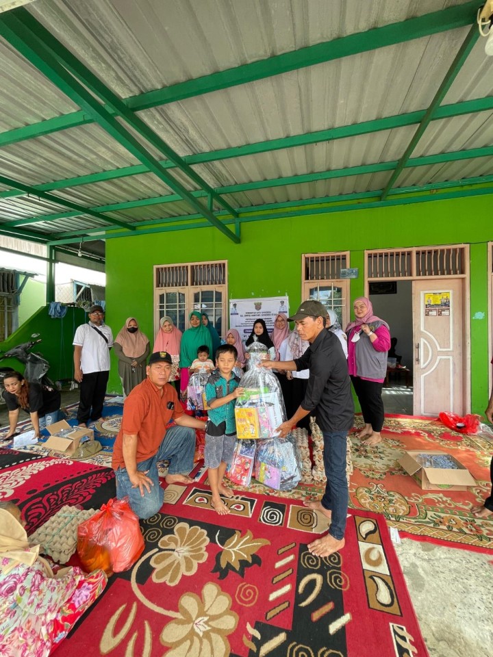 Giat, Rabu 10 Juli 2024  Penyerahan Bantuan pada kegiatan Probebaya bidang Pemberdayaan Tahun Anggaran 2024 Penyerahan Bantuan kepada Warga kurang mampu dan Anak sekolah di Jl AW Syahrani 4 blok S RT 01 & RT.02 dihadiri Kasi Kesra kecamatan, Kasi Kesr &a Kelurahan, Pendamping Probebaya Non Infrastruktur, Ketua Pokmas beserta anggota, Babinsa dan Ketua RT.