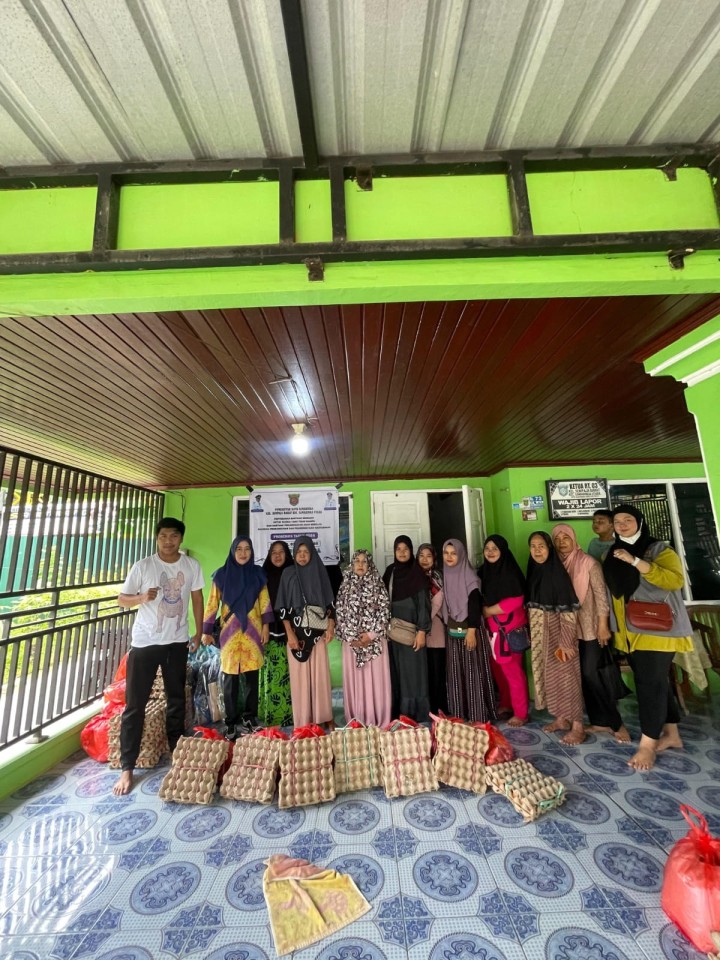 Giat, Kamis 11 Juli 2024 Penyerahan Bantuan pada kegiatan Probebaya bidang Pemberdayaan Tahun Anggaran 2024 Penyerahan Bantuan kepada Warga kurang mampu dan Anak sekolah di Jl KH Wahid Hasyim RT 03 dihadiri Kasi Kesra Kelurahan, Pendamping Probebaya Non Infrastruktur, Ketua Pokmas beserta anggota dan Ketua RT.