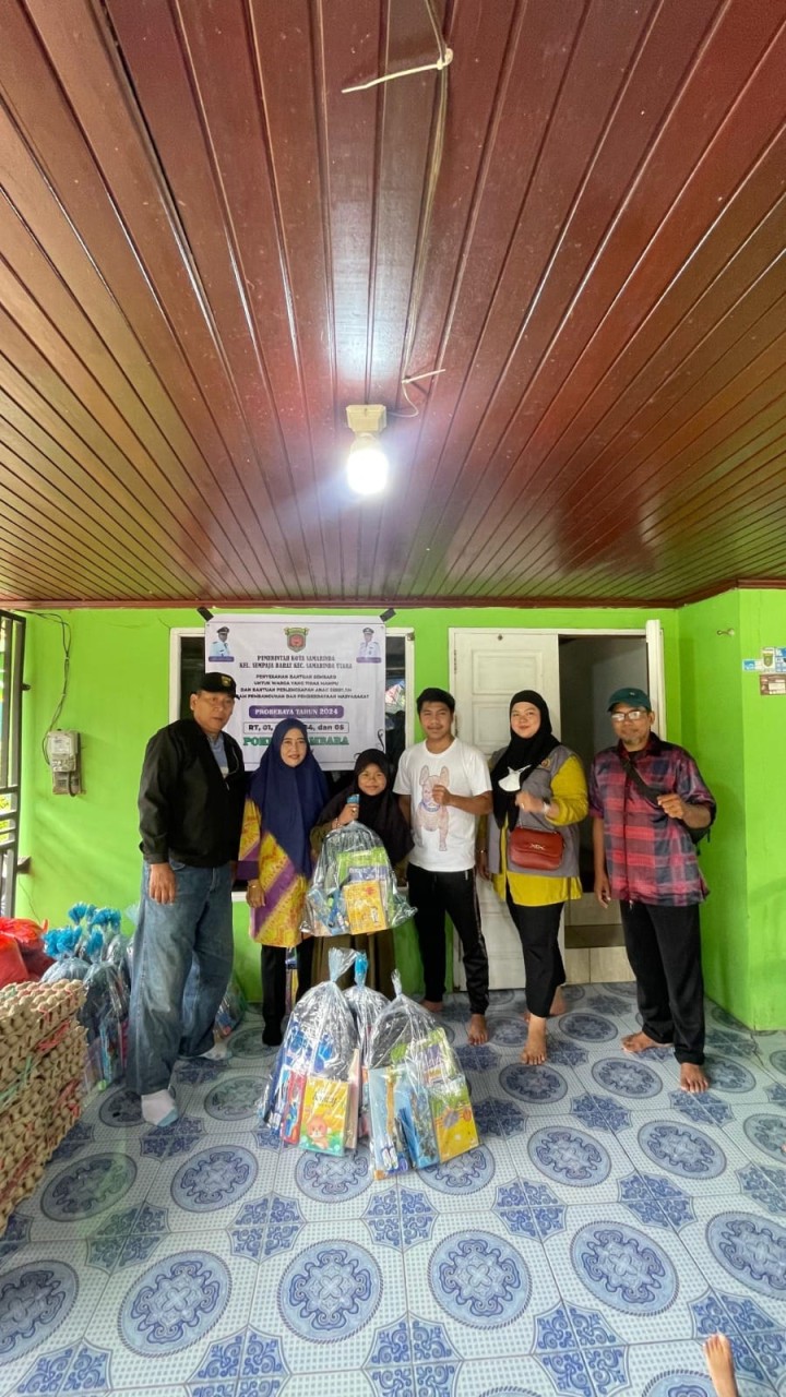 Giat, Kamis 11 Juli 2024 Penyerahan Bantuan pada kegiatan Probebaya bidang Pemberdayaan Tahun Anggaran 2024 Penyerahan Bantuan kepada Warga kurang mampu dan Anak sekolah di Jl KH Wahid Hasyim RT 03 dihadiri Kasi Kesra Kelurahan, Pendamping Probebaya Non Infrastruktur, Ketua Pokmas beserta anggota dan Ketua RT.