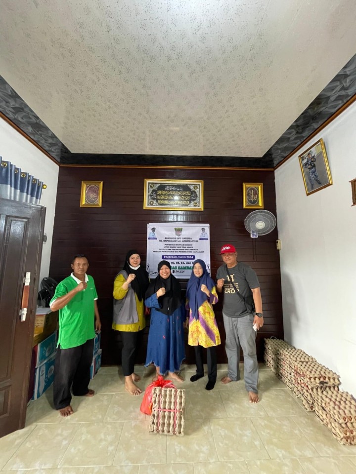 Giat, Kamis 11 Juli 2024 Penyerahan Bantuan pada kegiatan Probebaya bidang Pemberdayaan Tahun Anggaran 2024 Penyerahan Bantuan kepada Warga kurang mampu dan Anak sekolah di Jl KH Wahid Hasyim RT 04 dihadiri Kasi Kesra Kelurahan, Pendamping Probebaya Non Infrastruktur, Ketua Pokmas beserta anggota dan Ketua RT.