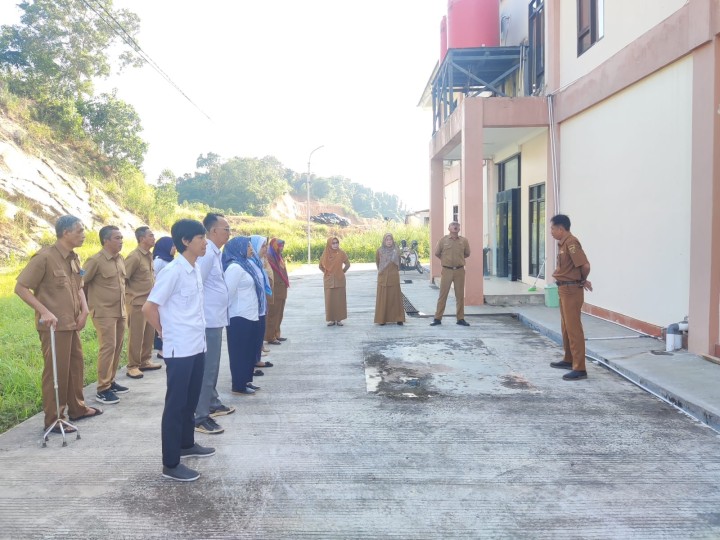 Giat, Senin 15 Juli 2024, Melaksanakan apel Senin pagi di kelurahan sempaja barat di pimpin Seklur,  Menghadiri Rapat Pembentukan Kencana Tanggung Bencana (Kencana) Kota Samarinda di ruang rapat Mangkupelas Lt 2 dihadiri Lurah,  Menghadiri Pembahasan Manajemen Risiko di Kecamatan Samarinda Utarauang Camat Samarinda Utara dihadiri Seklur & Menghadiri Rapat Evaluasi Interfensi Serentak Pencegahan Stunting tahun 2024 di gedung UMKT Samarinda dihadiri Lurah.