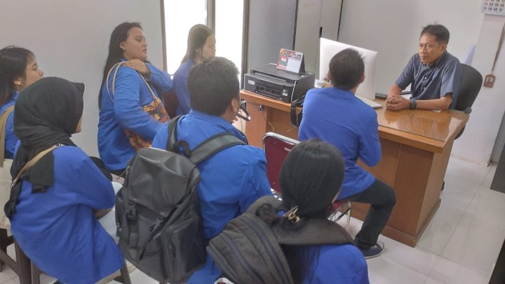 Giat, Jum'at 19 Juli 2024, Menerima kunjungan dari Mahasiswa Widyagama Mahakam Samarinda di ruang Seklur, Menghadiri Rapat Koordinasi di Ruang Camat Samarinda Utara dihadiri Lurah, Meninjau lokasi dan menanggapi masalah bangunan diatas parit Jl Ring road RT 12 dan RT 01 di hadiri Kasi Tapem beserta staf dan Satpol-PP Samarinda Utara & Pemberian kenangan Plang nama Jalan kepada RT 10, RT 11 dan RT 12 dari anak mahasiswa Politeknik dihadiri Kasi Tapem.