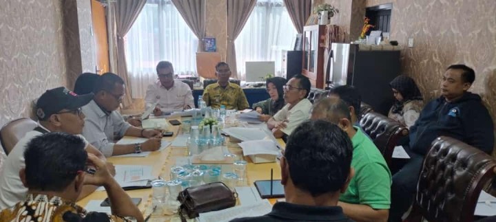 Giat, Jum'at 19 Juli 2024, Menerima kunjungan dari Mahasiswa Widyagama Mahakam Samarinda di ruang Seklur, Menghadiri Rapat Koordinasi di Ruang Camat Samarinda Utara dihadiri Lurah, Meninjau lokasi dan menanggapi masalah bangunan diatas parit Jl Ring road RT 12 dan RT 01 di hadiri Kasi Tapem beserta staf dan Satpol-PP Samarinda Utara & Pemberian kenangan Plang nama Jalan kepada RT 10, RT 11 dan RT 12 dari anak mahasiswa Politeknik dihadiri Kasi Tapem.