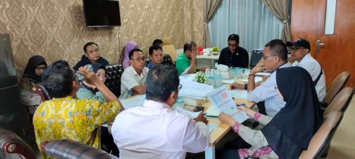 Giat, Jum'at 19 Juli 2024, Menerima kunjungan dari Mahasiswa Widyagama Mahakam Samarinda di ruang Seklur, Menghadiri Rapat Koordinasi di Ruang Camat Samarinda Utara dihadiri Lurah, Meninjau lokasi dan menanggapi masalah bangunan diatas parit Jl Ring road RT 12 dan RT 01 di hadiri Kasi Tapem beserta staf dan Satpol-PP Samarinda Utara & Pemberian kenangan Plang nama Jalan kepada RT 10, RT 11 dan RT 12 dari anak mahasiswa Politeknik dihadiri Kasi Tapem.