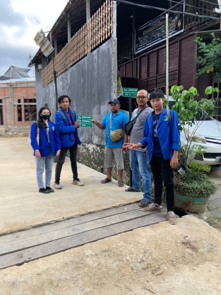Giat, Jum'at 19 Juli 2024, Menerima kunjungan dari Mahasiswa Widyagama Mahakam Samarinda di ruang Seklur, Menghadiri Rapat Koordinasi di Ruang Camat Samarinda Utara dihadiri Lurah, Meninjau lokasi dan menanggapi masalah bangunan diatas parit Jl Ring road RT 12 dan RT 01 di hadiri Kasi Tapem beserta staf dan Satpol-PP Samarinda Utara & Pemberian kenangan Plang nama Jalan kepada RT 10, RT 11 dan RT 12 dari anak mahasiswa Politeknik dihadiri Kasi Tapem.