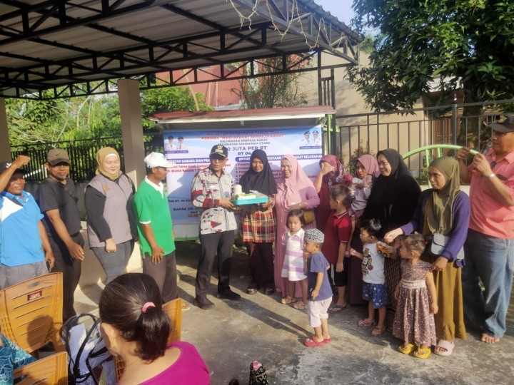 Giat sore, Kamis 25 Juli 2024 Penyerahan Bantuan pada kegiatan Probebaya bidang Pemberdayaan Tahun Anggaran 2024 Sosialisasi Dasawisma sekaligus pemberian makanan tambahan untuk posyandu balita dan lansia di wilayah RT 04 dan RT 05 dihadiri Lurah, Kasi Kesra, Pendamping Non Infrastruktur, perwakilan PKK kelurahan, Ketua Pokmas beserta anggota dan Ketua RT.
