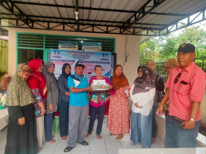 Giat sore, Kamis 25 Juli 2024 Penyerahan Bantuan pada kegiatan Probebaya bidang Pemberdayaan Tahun Anggaran 2024 Sosialisasi Dasawisma sekaligus pemberian makanan tambahan untuk posyandu balita dan lansia di wilayah RT 04 dan RT 05 dihadiri Lurah, Kasi Kesra, Pendamping Non Infrastruktur, perwakilan PKK kelurahan, Ketua Pokmas beserta anggota dan Ketua RT.