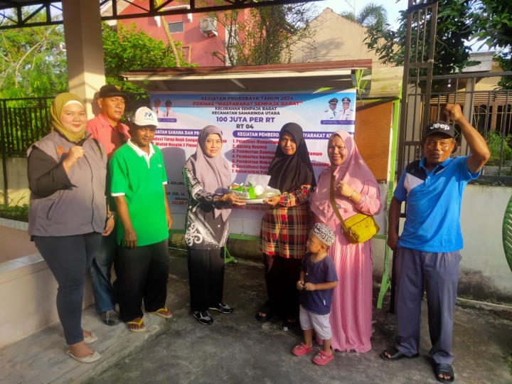Giat sore, Kamis 25 Juli 2024 Penyerahan Bantuan pada kegiatan Probebaya bidang Pemberdayaan Tahun Anggaran 2024 Sosialisasi Dasawisma sekaligus pemberian makanan tambahan untuk posyandu balita dan lansia di wilayah RT 04 dan RT 05 dihadiri Lurah, Kasi Kesra, Pendamping Non Infrastruktur, perwakilan PKK kelurahan, Ketua Pokmas beserta anggota dan Ketua RT.