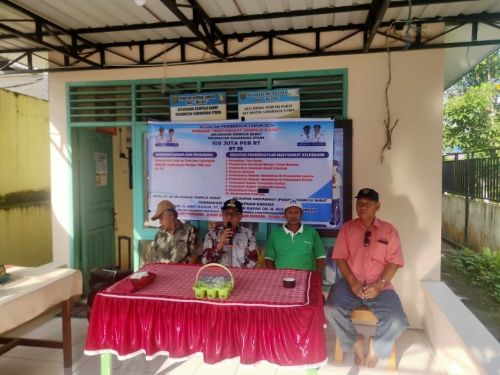 Giat sore, Kamis 25 Juli 2024 Penyerahan Bantuan pada kegiatan Probebaya bidang Pemberdayaan Tahun Anggaran 2024 Sosialisasi Dasawisma sekaligus pemberian makanan tambahan untuk posyandu balita dan lansia di wilayah RT 04 dan RT 05 dihadiri Lurah, Kasi Kesra, Pendamping Non Infrastruktur, perwakilan PKK kelurahan, Ketua Pokmas beserta anggota dan Ketua RT.