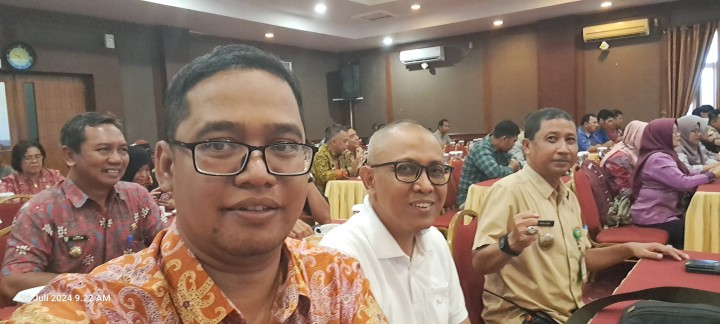 Giat, Jum'at 26 Juli 2024, Menghadiri Rapat Koordinasi dalam rangka persiapan pilkada 2024 di Hotel Grand Sawit Samarinda dihadiri Lurah, Permohonan izin mahasiswa UWGM untuk izin melaksanakan KKN diwilayahnya kelurahan sempaja barat di dipimpin Seklur & Mengikuti Zoom Meeting tentang Servent Leaders  "Melayani Dengan akhlak dalam melayani" diikuti Seklur.