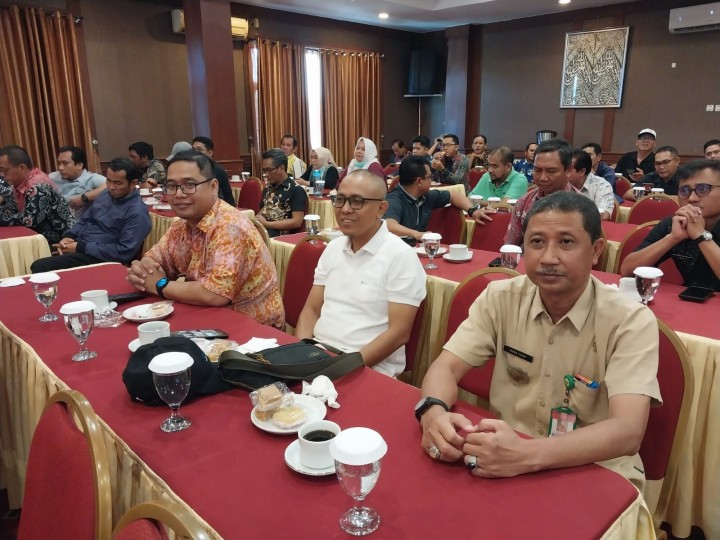 Giat, Jum'at 26 Juli 2024, Menghadiri Rapat Koordinasi dalam rangka persiapan pilkada 2024 di Hotel Grand Sawit Samarinda dihadiri Lurah, Permohonan izin mahasiswa UWGM untuk izin melaksanakan KKN diwilayahnya kelurahan sempaja barat di dipimpin Seklur & Mengikuti Zoom Meeting tentang Servent Leaders  "Melayani Dengan akhlak dalam melayani" diikuti Seklur.
