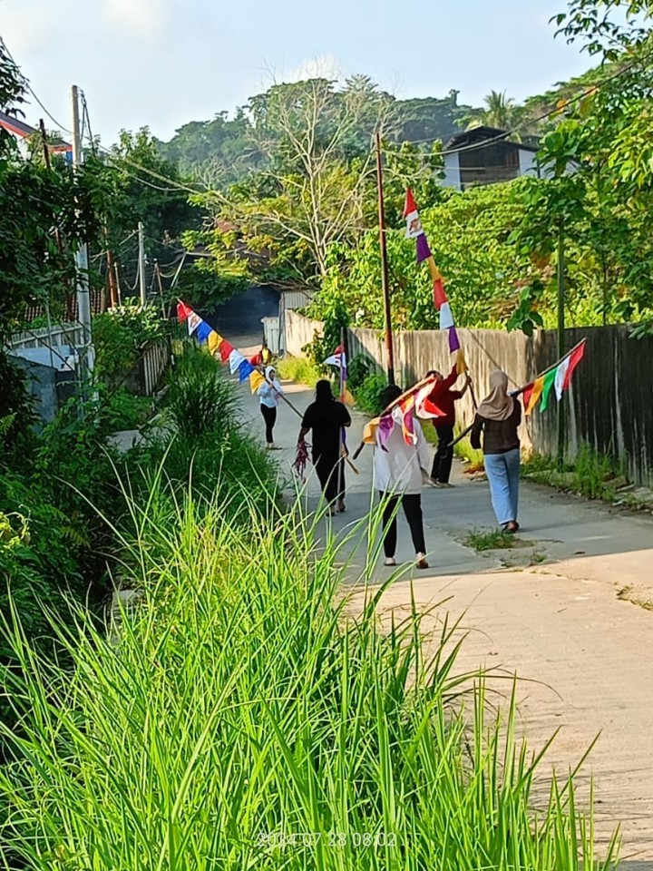 Giat, Minggu 28 Juli 2024 Pemasangan Umbul-umbul untuk memperingati HUT RI 17 Agustus sekaligus Kerja Bakti di wilayah kelurahan sempaja barat bersama Lurah, Seklur, Kasi Ekobang, Kasi Tapem beserta staf, Ketua RT dan Anak mahasiswa UWGM Samarinda.