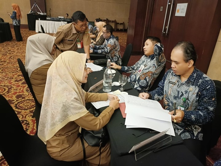 Giat, Senin 29 Juli 2024, Melaksanakan apel Senin pagi di kelurahan sempaja barat di pimpin oleh Kasi Ekbang, Menghadiri Rapat penajaman kepegawaian di lingkungan Pemkot Samarinda di Aula kantor kecamatan Samarinda Utara di hadiri Seklur, Menghadiri Rapat Verifikasi calon peserta pekerja Rentan di ruang Mangkupalas Lt 2 di balaikota dihadiri Lurah, Menghadiri asistensi RKA-SKPD Anggaran pendapatan belanja daerah tahun anggaran 2025 di Hotel Aston Samarinda dihadiri Kasi Ekbang, Bendahara beserta staf & Peninjauan Lokasi tanah di RT 01 dan RT 12 Kelurahan Sempaja Barat di hadiri Kasi Tapem beserta staf dan Ketua RT 01 dan RT 12.