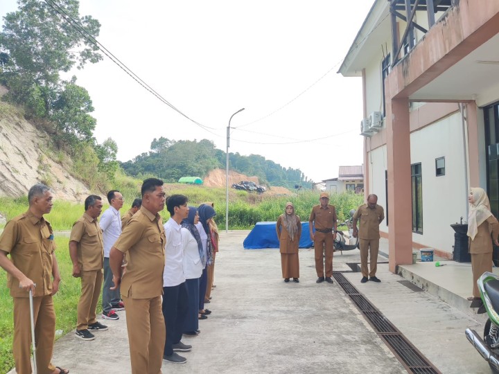 Giat, Senin 29 Juli 2024, Melaksanakan apel Senin pagi di kelurahan sempaja barat di pimpin oleh Kasi Ekbang, Menghadiri Rapat penajaman kepegawaian di lingkungan Pemkot Samarinda di Aula kantor kecamatan Samarinda Utara di hadiri Seklur, Menghadiri Rapat Verifikasi calon peserta pekerja Rentan di ruang Mangkupalas Lt 2 di balaikota dihadiri Lurah, Menghadiri asistensi RKA-SKPD Anggaran pendapatan belanja daerah tahun anggaran 2025 di Hotel Aston Samarinda dihadiri Kasi Ekbang, Bendahara beserta staf & Peninjauan Lokasi tanah di RT 01 dan RT 12 Kelurahan Sempaja Barat di hadiri Kasi Tapem beserta staf dan Ketua RT 01 dan RT 12.