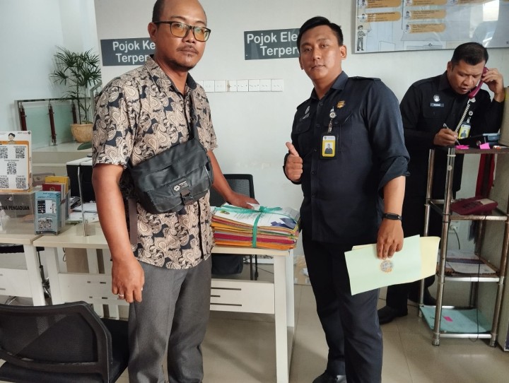 Giat, Kamis 01 Agustus 2024, Mendapat kunjungan sekaligus penerimaan mahasiswa UWGM Samarinda dipimpin Lurah dan Seklur & Pengantar Berkas PTSL pada wilayah kelurahan sempaja barat di hadiri Kasi Tapem beserta staf.