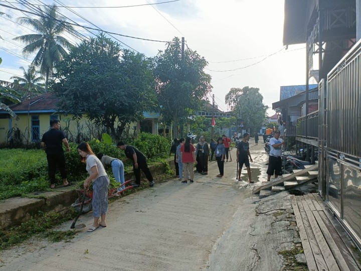 Giat, Minggu 04 Agustus 2024 Memonitoring kegiatan kerja bakti di wilayah RT 12 pada kelurahan sempaja barat di hadiri oleh Lurah, Kasi Ekbang beserta mahasiswa UWGM Samarinda dan seluruh warga RT 12 kelurahan sempaja barat.