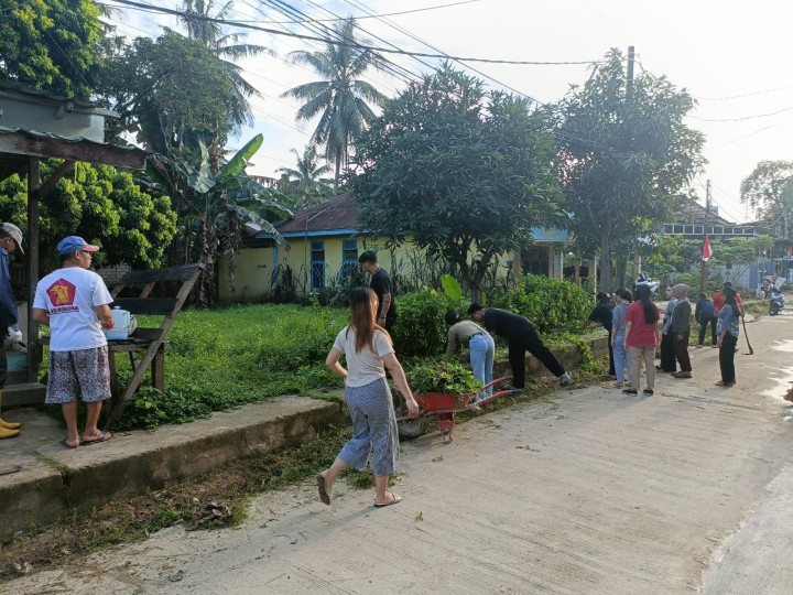 Giat, Minggu 04 Agustus 2024 Memonitoring kegiatan kerja bakti di wilayah RT 12 pada kelurahan sempaja barat di hadiri oleh Lurah, Kasi Ekbang beserta mahasiswa UWGM Samarinda dan seluruh warga RT 12 kelurahan sempaja barat.