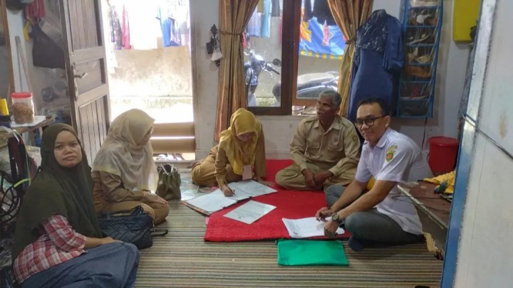 Giat Selasa, 06 Agustus 2024, Melaksanakan Pendataan Biodata IKM bersama Dinas Koperasi, Kasi Ekobang dan Staff & Menghadiri Rapat Koordinasi Rekonsiliasi Data dan Pembahasan Intervensi 299 Miskin Ekstrem dihadiri oleh Lurah