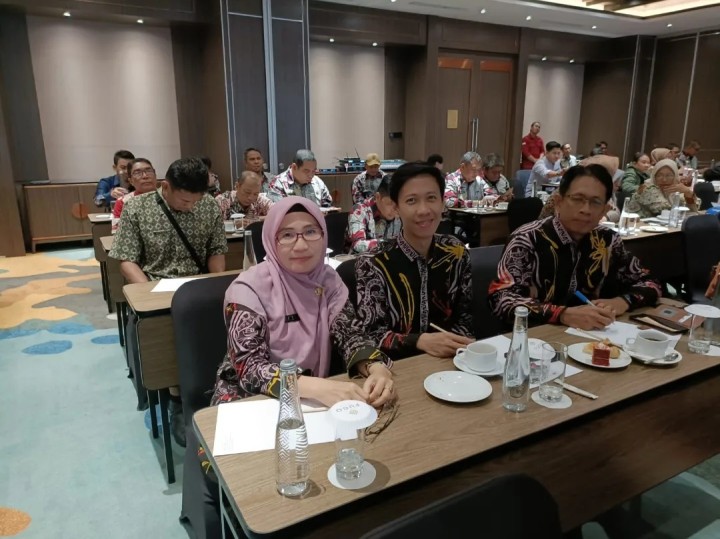 Giat Kamis 08 Agustus 2024, Menghadiri Undangan Tata Kelola dan Penatausahaan Penyusunan Laporan Kegiatan Probebaya di Lingkungan Pemerintah Kota Samarinda dalam Rangka Percepatan Penyusunan Laporan BUMD Tahun Anggaran 2024 di Ruang Barata Lt.3, Hotel Fugo dihadiri oleh Seklur, Kasi Ekobang dan Staff