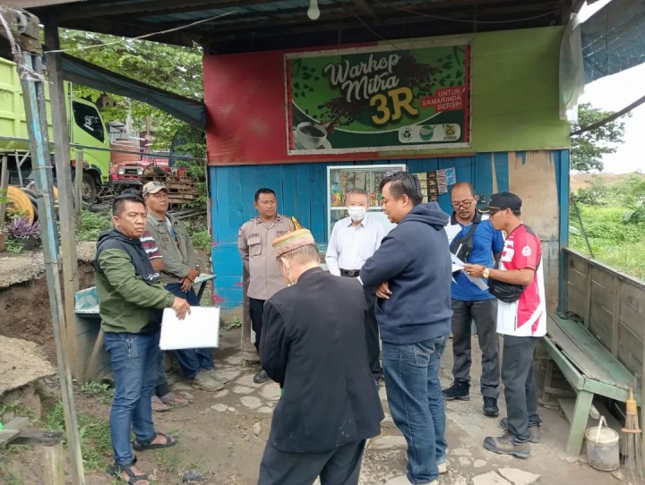 Giat Jum'at 09 Agustus 2024 Melaksanakan Gotong Royong Membersihkan Wilayah Kantor Kelurahan Sempaja Barat, Mengikuti Zoom Meeting Sharing Session ASN Kota Samarinda "Seni Memahami Peran" diikuti oleh Seklur & Mengikuti Mediasi Lanjutan di H.M. Ardans RT 12 diikuti oleh Kasi Pemtrantib