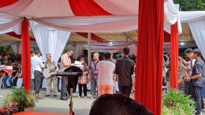 Giat Sabtu, 10 Agustus 2024 Menghadiri Undangan Penyeragan Bantuan Sosial Non Tunai Tahun 2024 di Lapangan Parkir Balaikota dihadiri oleh Lurah