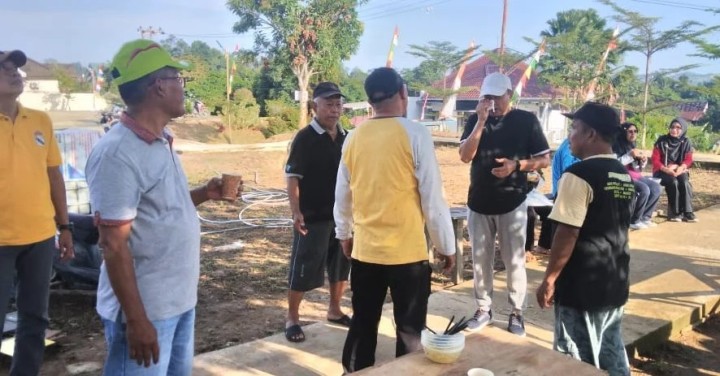 Giat Minggu, 11 Agustus 2024 Gotong Royong Serentak wilayah Kelurahan Sempaja Barat bersama Lurah, Seklur, Kasi Ekobang, Pemtrantib  beserta staf, Ketua RT dan Anak mahasiswa UWGM Samarinda.