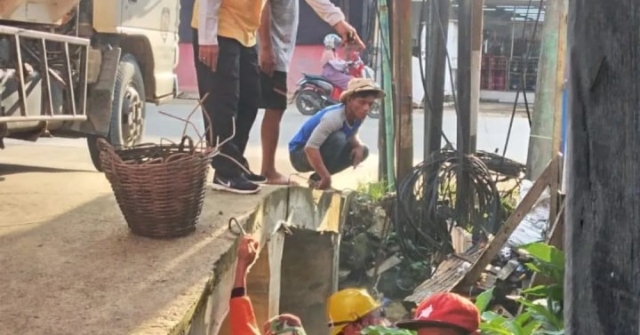 Giat Minggu, 11 Agustus 2024 Gotong Royong Serentak wilayah Kelurahan Sempaja Barat bersama Lurah, Seklur, Kasi Ekobang, Pemtrantib  beserta staf, Ketua RT dan Anak mahasiswa UWGM Samarinda.
