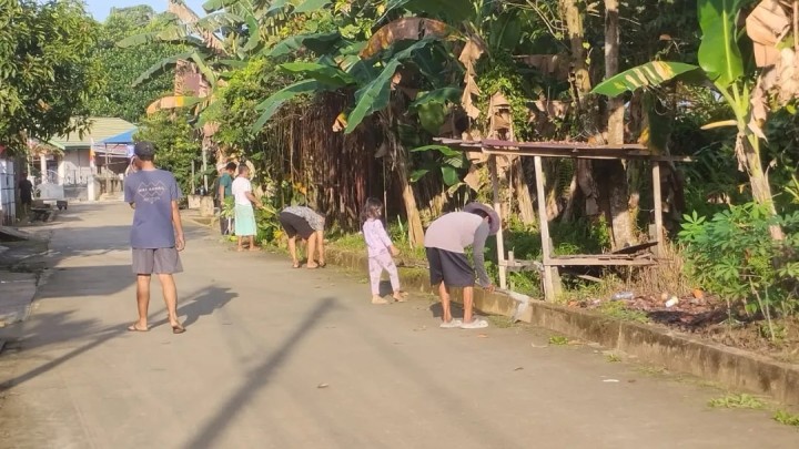 Giat Minggu, 11 Agustus 2024 Gotong Royong Serentak wilayah Kelurahan Sempaja Barat bersama Lurah, Seklur, Kasi Ekobang, Pemtrantib  beserta staf, Ketua RT dan Anak mahasiswa UWGM Samarinda.
