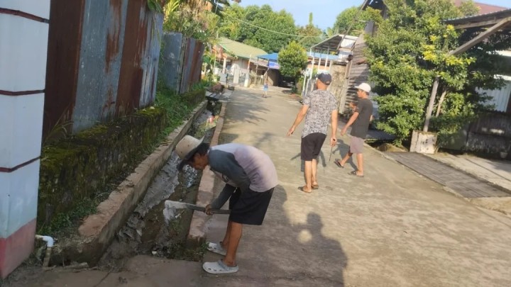 Giat Minggu, 11 Agustus 2024 Gotong Royong Serentak wilayah Kelurahan Sempaja Barat bersama Lurah, Seklur, Kasi Ekobang, Pemtrantib  beserta staf, Ketua RT dan Anak mahasiswa UWGM Samarinda.