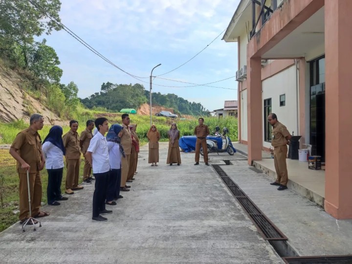 Giat Senin, 12 Agustus 2024, Melaksanakan Apel Pagi di Kantor Kelurahan Sempaja Barat dipimpin oleh Kasi Pemtrantib & Menghadiri Undangan Kegiatan Gebyar IKD dan Penandatanganan Dokumen Kerjasama Dokumen Kerjasama dan Pemanfaatan Data dihadiri oleh Lurah